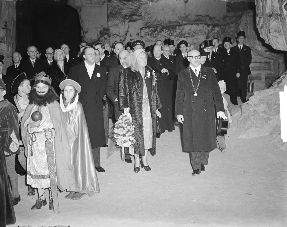 Tweede dag Koninklijk bezoek aan Limburg, grot van Valkenburg, Bestanddeelnr 903-9280