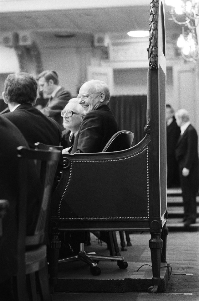 Tweede Kamer , Vondeling in bureaustoel in voorzittersstoel in verband met rugkl, Bestanddeelnr 930-0081