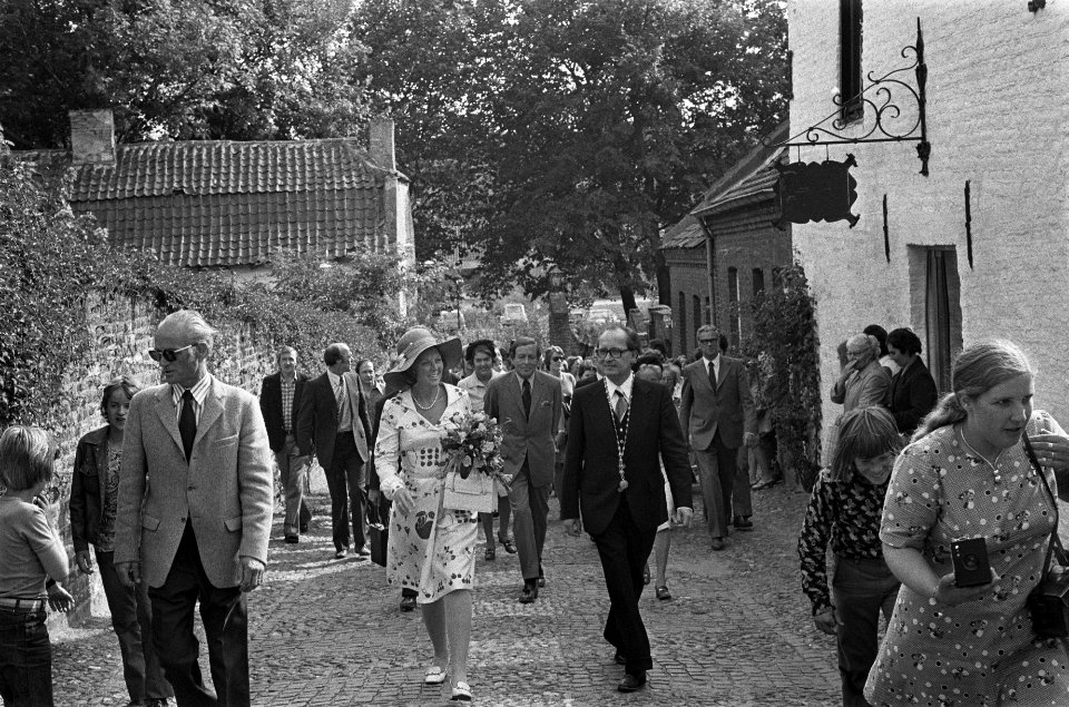 Tweede dag bezoek Beatrix en Claus aan Limburg bezoek aan Thorn, Bestanddeelnr 927-4018