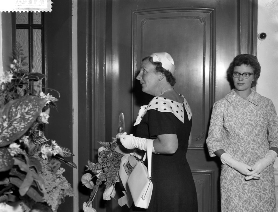 Tweede dag Koninklijk bezoek aan Amsterdam, bezoek van koningin Juliana aan de H, Bestanddeelnr 910-6512