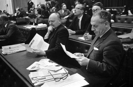 Tweede Kamer , behandeling regeringsverklaring, links prof. Vondeling (PvdA), Bestanddeelnr 920-2449