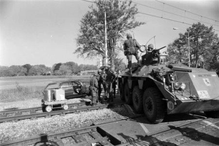 Tweede dag gijzeling trein bij De Punt lunchpakketten worden op lorry gestapel, Bestanddeelnr 929-1941