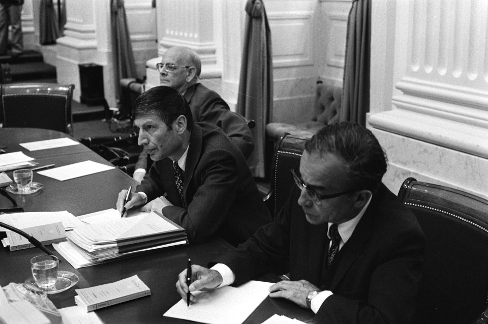 Tweede Kamer , verandering politiewet (oa), vlnr Minister Van Agt , De Gaay, Bestanddeelnr 928-6477