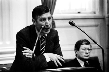 Tweede Kamer , Van Agt (l) en Wiegel (r) over ambtenaarssalarissen, Bestanddeelnr 929-7128