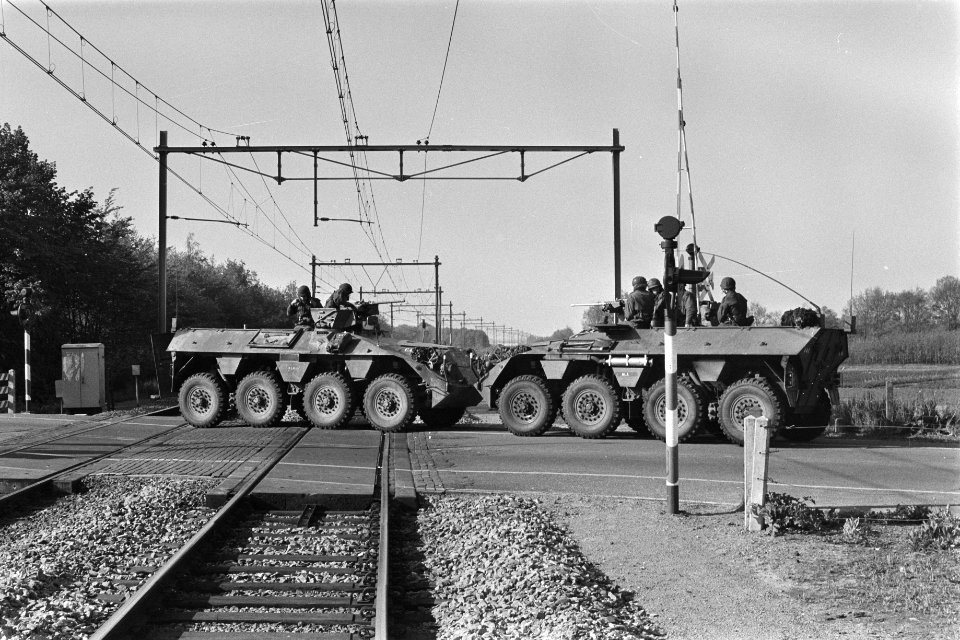 Tweede dag gijzeling trein bij De Punt DAF YP408 pantservoertuigen van de Koni, Bestanddeelnr 929-1935