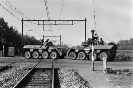 Tweede dag gijzeling trein bij De Punt DAF YP408 pantservoertuigen van de Koni, Bestanddeelnr 929-1935