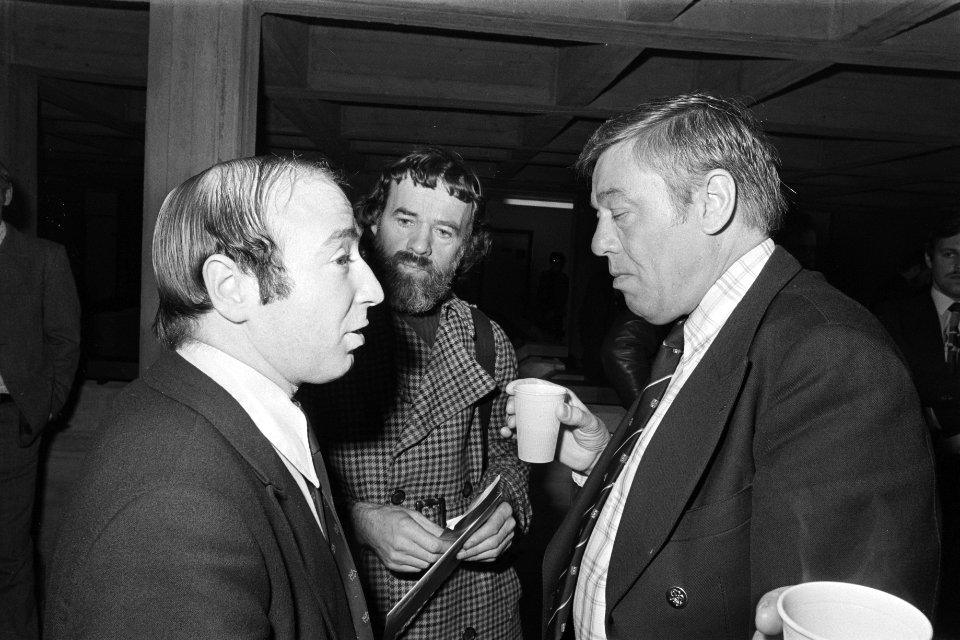 Tweede dag Menten-proces in Amsterdam Hans Knoop (l) i gesprek met inspecteur P, Bestanddeelnr 929-1731
