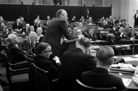 Tweede Kamer , regering antwoordt na de eerste ronde debatten van de partijen. M, Bestanddeelnr 922-8771