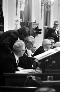 Tweede Kamer , regeringsverklaring, fraktievoorzitter Van Mierlo bij de heer Van, Bestanddeelnr 920-2504