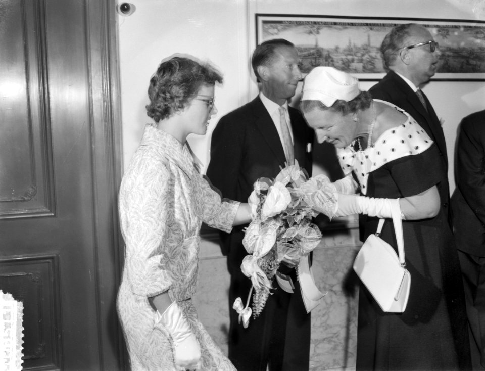 Tweede dag Koninklijk bezoek aan Amsterdam, bezoek van koningin Juliana aan de H, Bestanddeelnr 910-6511