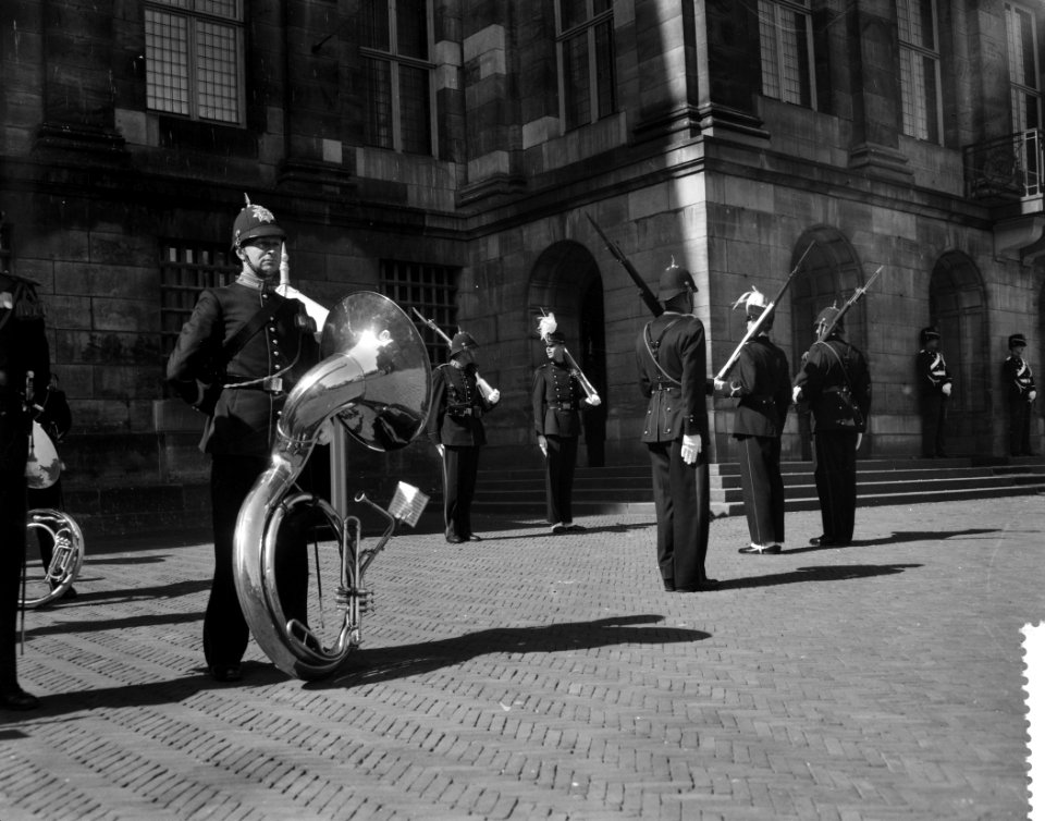 Tweede dag Koninklijk bezoek aan Amsterdam, overdragen van de consignes, Bestanddeelnr 910-6534