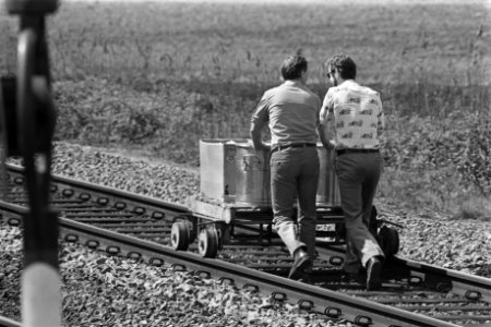 Tweede dag gijzeling trein bij De Punt rechercheurs brengen met lorry eten naa, Bestanddeelnr 929-1937