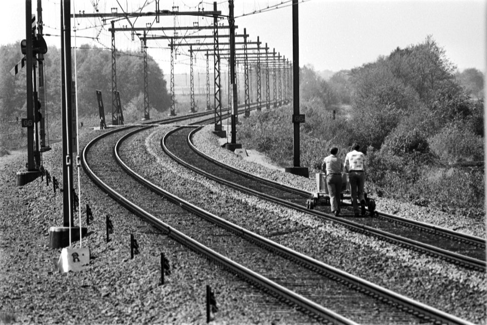Tweede dag gijzeling trein bij De Punt rechercheurs brengen met lorry eten naa, Bestanddeelnr 929-1938