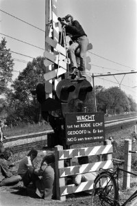 Tweede dag gijzeling trein bij De Punt fotograaf op spoorwegboom geklommen, Bestanddeelnr 929-1944