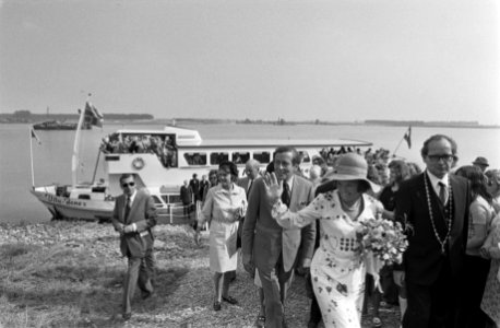 Tweede dag bezoek Beatrix en Claus aan Limburg bezoek aan Thorn, Bestanddeelnr 927-4017