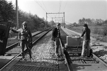 Tweede dag gijzeling trein bij De Punt rechercheurs brengen met lorry eten naa, Bestanddeelnr 929-1936