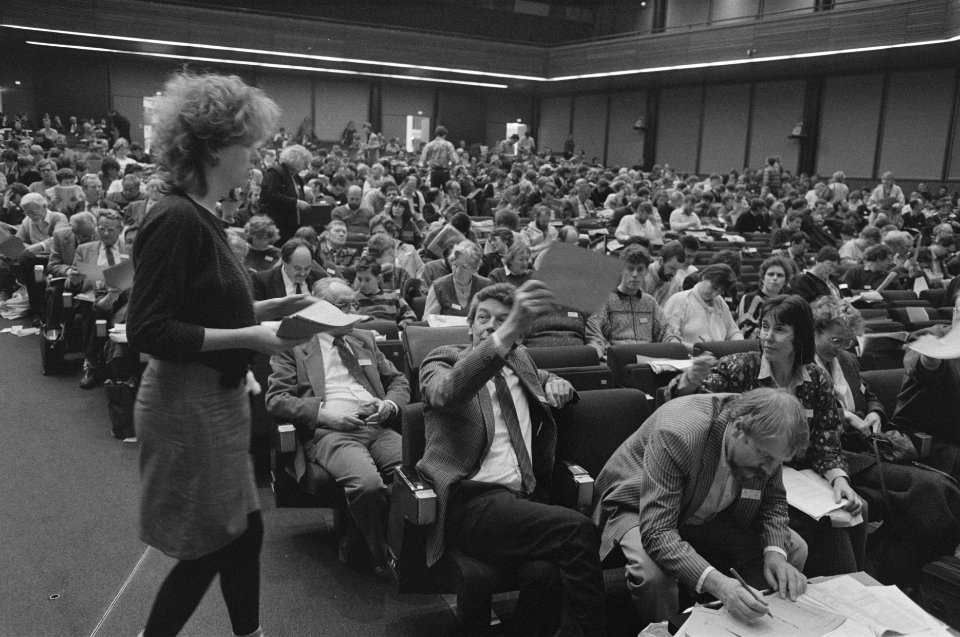 Tweede dag, 21e PvdA-congres in Amsterdam Wim Kok leveren stembiljet in, Bestanddeelnr 933-9419