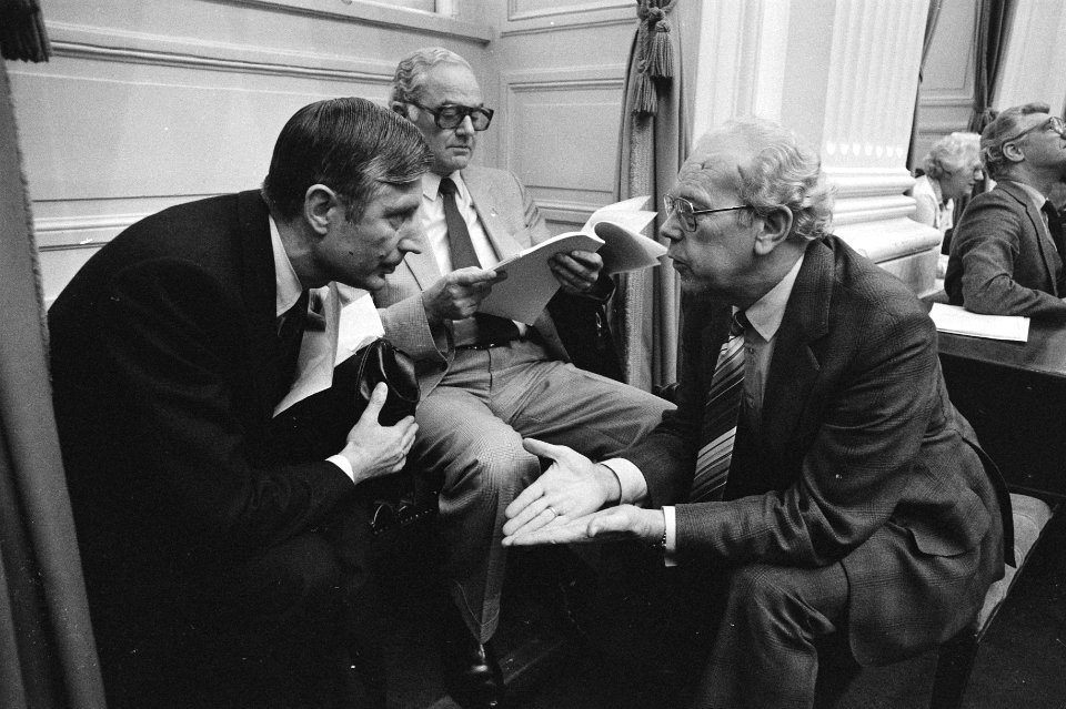 Tweede Kamer , voorzetting algemene beschouwingen, Premier Van Agt (l) in overle, Bestanddeelnr 931-0862