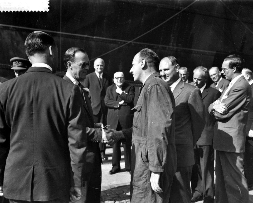 Tweede dag Koninklijk bezoek aan Amsterdam, bezoek van Prins Bernhard aan du Cro, Bestanddeelnr 910-6531