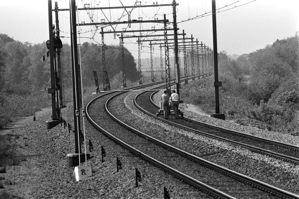 Tweede dag gijzeling trein bij De Punt rechercheurs brengen met lorry eten naa, Bestanddeelnr 929-1939