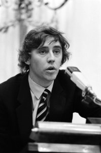Tweede Kamer . 19a Gardeniers feliciteert Nijpels, (l.) Wiegel, 20a.21a.22a Nijp, Bestanddeelnr 932-1142