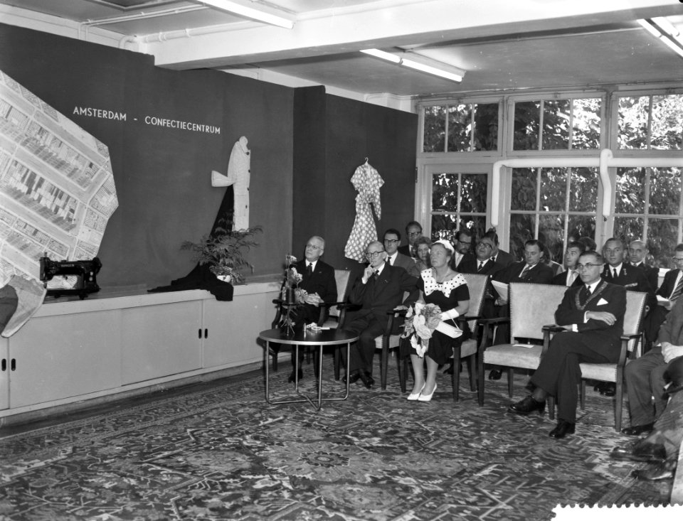 Tweede dag Koninklijk bezoek aan Amsterdam, bezoek van koningin Juliana aan de H, Bestanddeelnr 910-6514