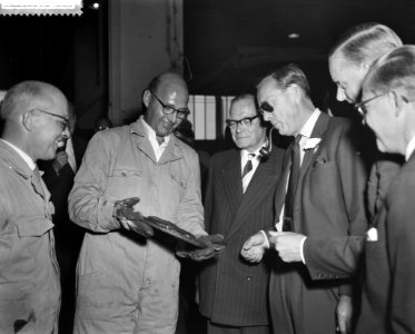 Tweede dag Koninklijk bezoek aan Amsterdam, aanbieden van plaquette, Bestanddeelnr 910-6532