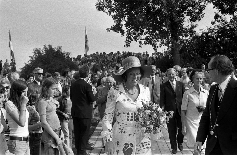 Tweede dag bezoek Beatrix en Claus aan Limburg bezoek aan Thorn, Bestanddeelnr 927-4019