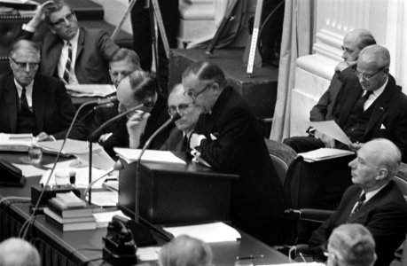 Tweede Kamer , regering antwoordt na de eerste ronde debatten van de partijen. R, Bestanddeelnr 922-8772