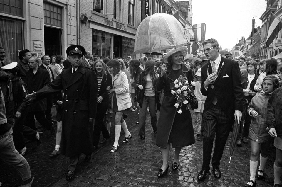 Tweede dag prinses Beatrix tijdens een wandeling door Elburg met de burgemeeste, Bestanddeelnr 925-5895