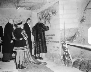 Tweede dag Koninklijk bezoek aan Limburg, grot van Valkenburg handtekening van k, Bestanddeelnr 903-9279