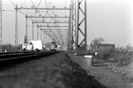Tweede dag gijzeling trein te Wijster ambulance met op achtergrond trein, Bestanddeelnr 928-3074