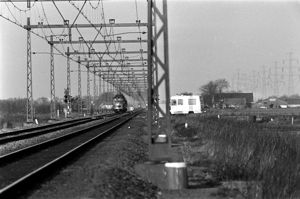 Tweede dag gijzeling trein te Wijster ambulance met op achtergrond trein, Bestanddeelnr 928-3075