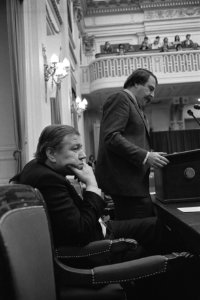 Tweede Kamer , vragenuurtje. Minister Van der Louw aan het woord, op voorgrond m, Bestanddeelnr 931-8531