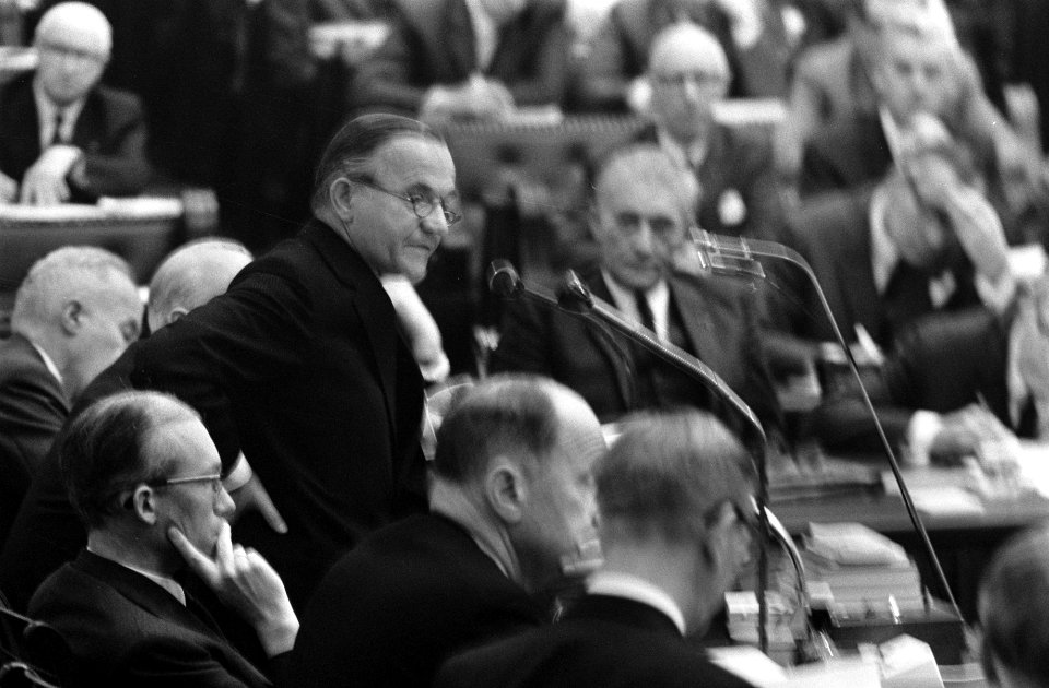 Tweede Kamer , regering antwoordt na de eerste ronde debatten van de partijen. P, Bestanddeelnr 922-8767