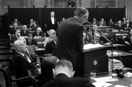 Tweede Kamer , regering antwoordt na de eerste ronde debatten van de partijen. M, Bestanddeelnr 922-8769