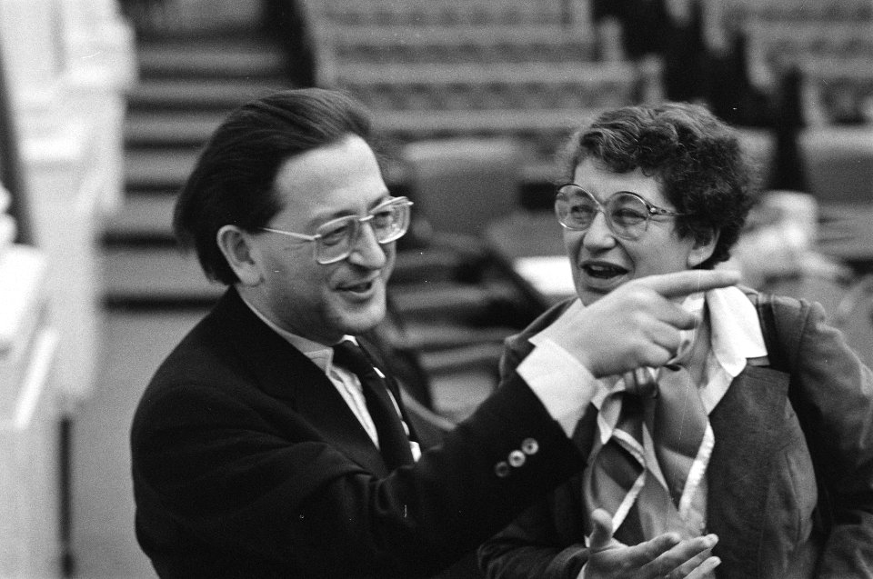 Tweede Kamer , Rijksbegroting Onderwijs en Wetenschappen 1981, Min Pais in gesprek met 2e kamer mevrouw Ginjaar Maas, Bestanddeelnr 931-3431