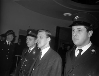 Tweede dag proces tegen Hans van Zon Hans van Zon onder bewaking op weg naar de , Bestanddeelnr 922-0960