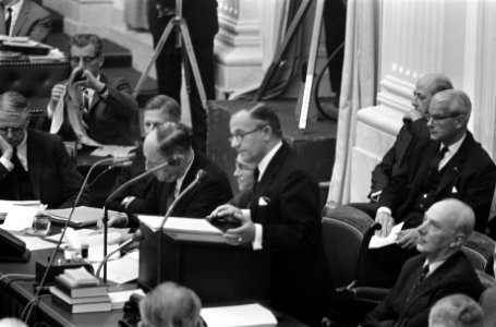 Tweede Kamer , regering antwoordt na de eerste ronde debatten van de partijen. M, Bestanddeelnr 922-8777
