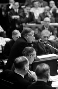 Tweede Kamer , regering antwoordt na de eerste ronde debatten van de partijen. M, Bestanddeelnr 922-8773