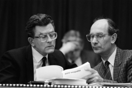 Tweede Kamer , RSV debat, Van Dijk (l) en De Vries bekijken RSV rapport, Bestanddeelnr 933-2574