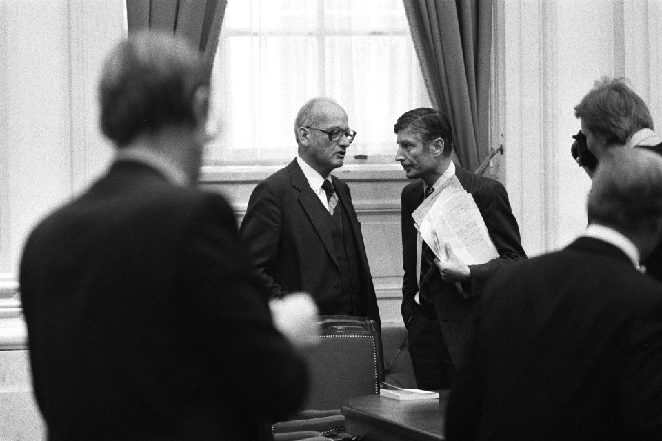 Tweede Kamer , Wolff (l) in gesprek met Van Agt (r), Bestanddeelnr 931-0874