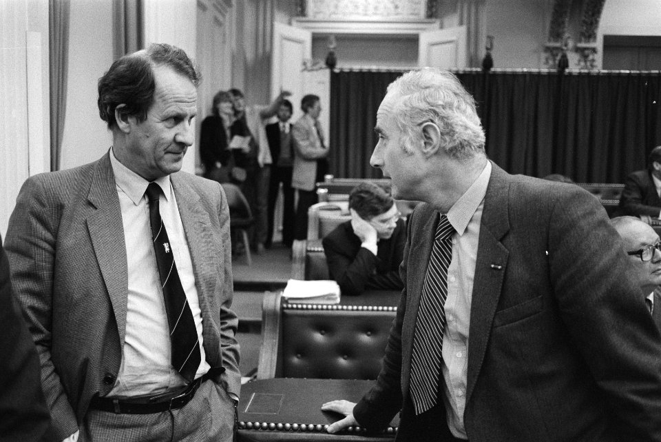 Tweede Kamer , stadsvernieuwing v.l.n.r. staatssecretaris Brokx , Joekes (VVD) , Bestanddeelnr 932-8887