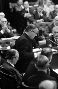 Tweede Kamer , regering antwoordt na de eerste ronde debatten van de partijen. P, Bestanddeelnr 922-8765