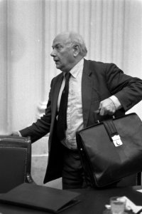Tweede Kamer , vragenuurtje. Minister Den Uyl in de Kamer met tas, Bestanddeelnr 931-8532