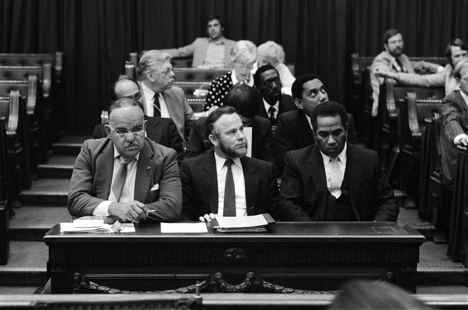 Tweede Kamer , wijziging Koninklijk Statuut i.v.m. uittreding Aruba uit Nederlan, Bestanddeelnr 933-3432