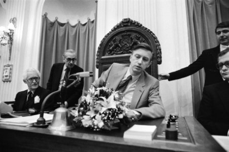 Tweede Kamer , wetsontwerp wijziging ziektewet. Dolman krijgt bloemen namens CDA, Bestanddeelnr 932-1304