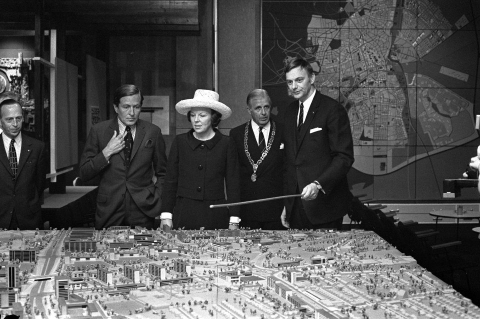 Tweede dag bezichtiging van een maquette door prinses Beatrix en prins Claus in, Bestanddeelnr 925-5898