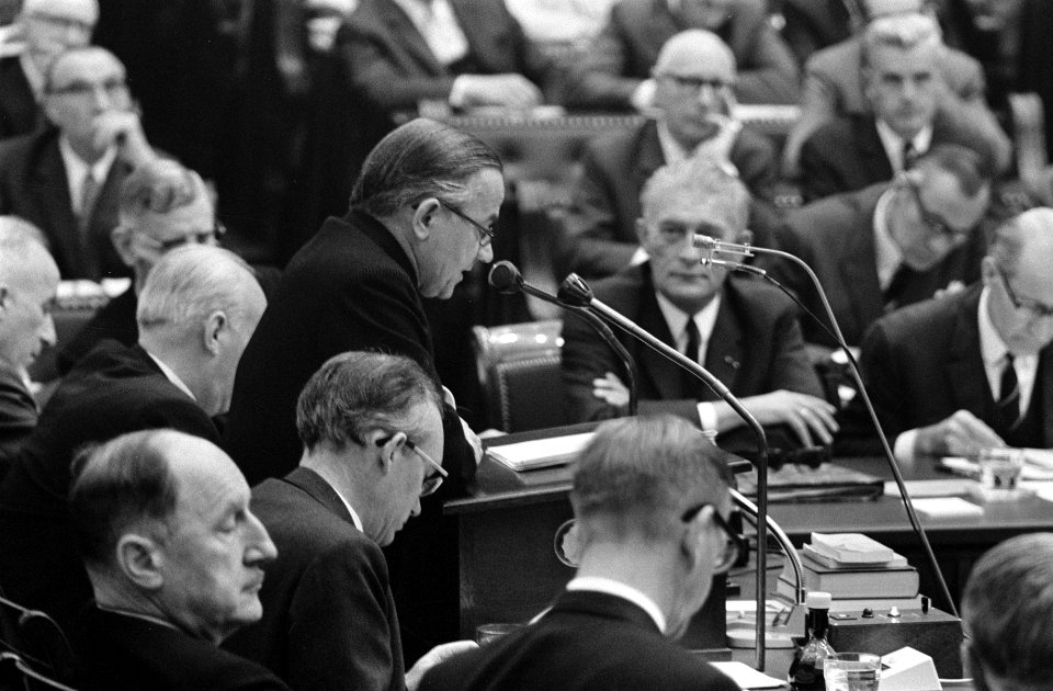 Tweede Kamer , regering antwoordt na de eerste ronde debatten van de partijen. P, Bestanddeelnr 922-8766