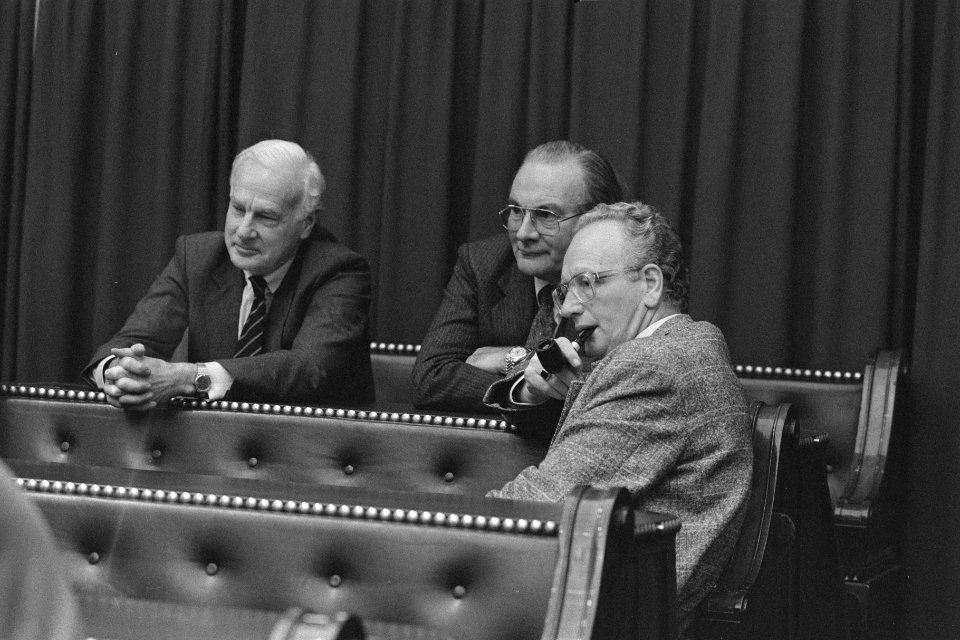 Tweede Kamer , uitgebr. commissievergadering O&W v.l.n.r De Hart , Van der Scha, Bestanddeelnr 933-8186